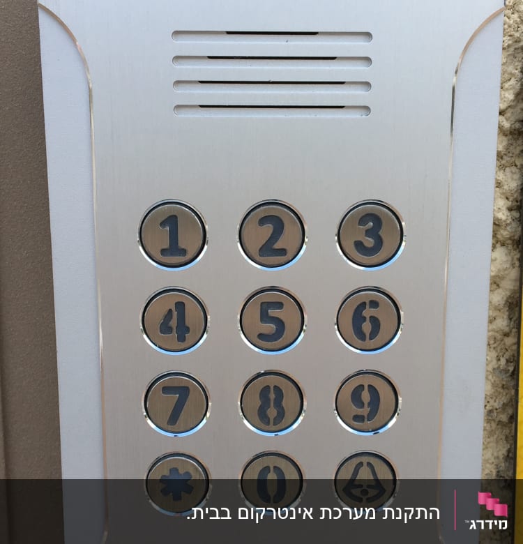 לוח מקשים מתכתי עם מספרים ולחצנים